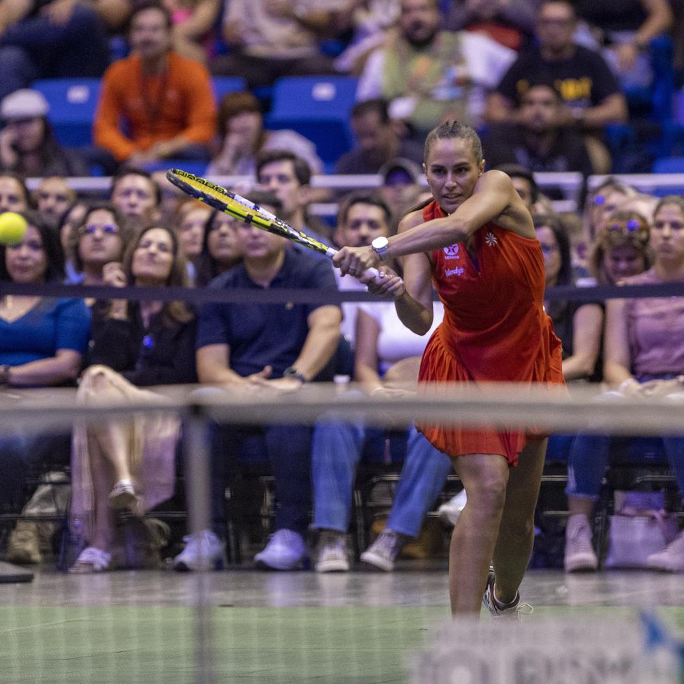 Mónica Puig en acción durante el partido amistoso contra Venus Williams en el Coliseo de Puerto Rico.