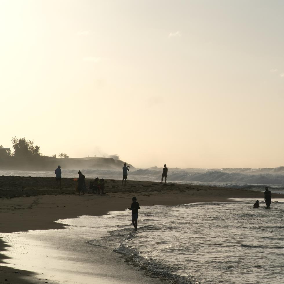 Una testigo ocular del momento en que tres menores de edad fueron impactados por un rayo el lunes en la playa Montones, en Isabela, compartió con El Nuevo Día lo que presenció.