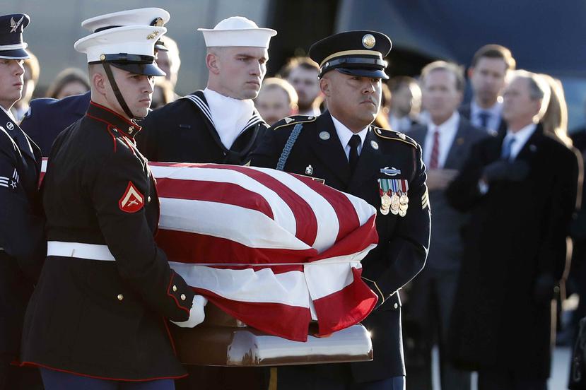 El féretro del expresidente George H.W. Bush es transportado por efectivos de las distintas ramas militares de los Estados Unidos. (AP / Alex Brandon)