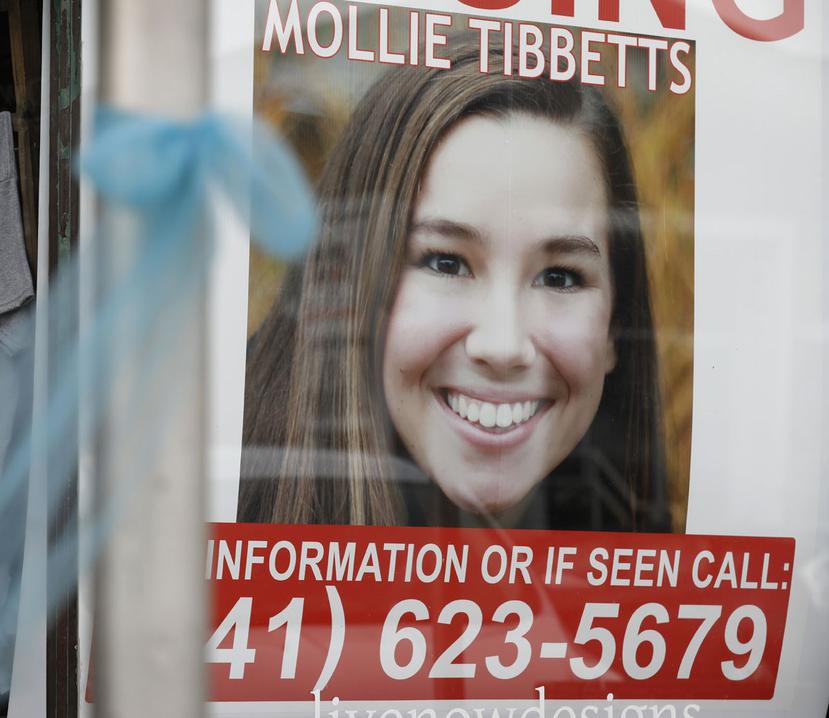 En esta fotografía de archivo del 21 de agosto de 2018, un afiche en el que se pide información sobre el paradero de Mollie Tibbetts, estudiante de la Universidad de Iowa, cuelga de la ventana de un negocio en Brooklyn, Iowa. (AP)