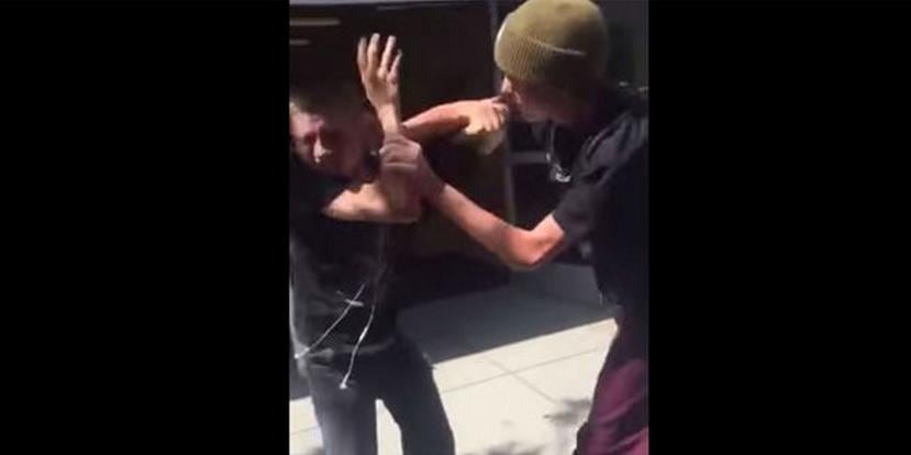 El incidente entre estudiantes ocurrió en California. (Captura / YouTube)
