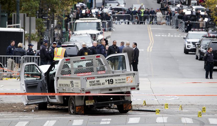 Varios miembros de la policía criminal investigan el lugar en el que un vehículo atropelló y mató ayer a ocho personas e hirió a 11 en Nueva York. (EFE)