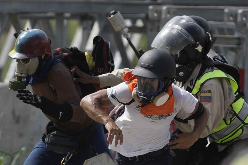 Las manifestaciones en Venezuela, a favor y en contra del gobierno del presidente Nicolás Maduro, también han dejado cientos de heridos y casi 2,000 detenidos. (AP)