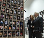 El secretario de Justicia de EEUU Merrick Garland, junto con la administradora de la DEA Anne Milgram, con retratos de personas que murieron por drogas, en Washington, el 26 de septiembre de 2023.   (Foto AP /Jose Luis Magana)