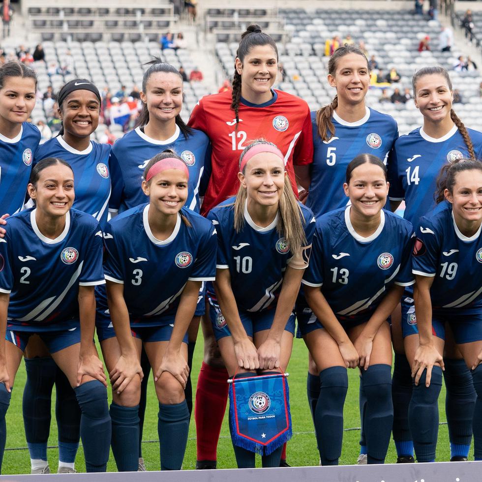 La Selección Nacional de fútbol femenino previo a un partido de la Copa de Oro.