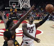 El alero del Heat de Miami, Jimmy Butler, lanza el balón sobre el pívot de los Hawks de Atlanta, Clint Capela, en el cuarto juego de la serie de primera ronda de la postemporada.