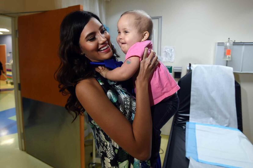Miss Mundo 2016, Stephanie Del Valle, carga en sus brazos a Leah Pineiro, durante su visita al San Jorge Children’s Hospital.