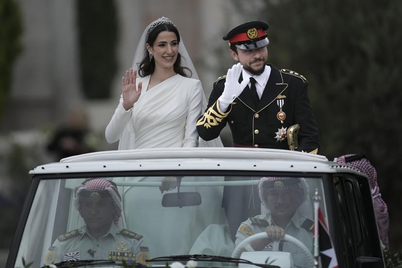El príncipe heredero, Hussein, junto a su esposa, Saudi Rajwa Alseif.