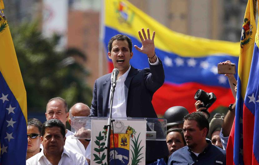 Juan Guaidó, líder de la Asamblea Nacional de Venezuela, se declara presidente interino de la nación hasta que haya elecciones, en Caracas. (AP)