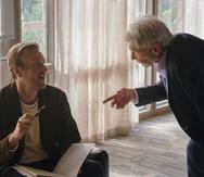 Jason Segel, a la izquierda, junto a Harrison Ford, a la derecha, protagonizan la serie de comedia negra "Shrinking", de Apple TV.