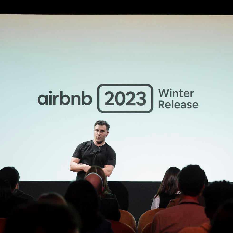 Airbnb, basada en San Francisco, reportó ganancias de $4,370 millones, incluyendo un abultado beneficio por impuestos, en el tercer trimestre de 2023, el período más reciente del que se tienen datos. En la foto el cofundador y CEO de Airbnb, Brian Chesky.