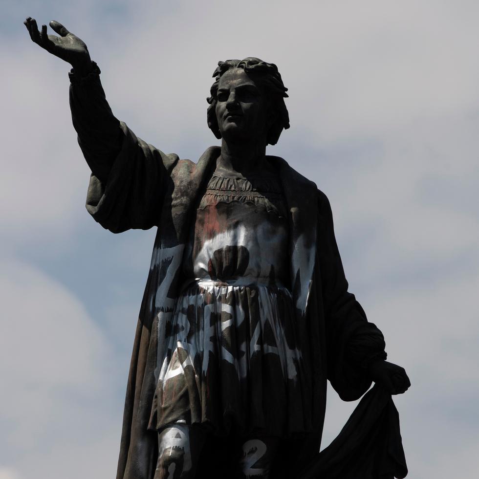 La estatua de Cristóbal Colón vandalizada en la avenida Paseo de la Reforma en Ciudad de México, el 28 de septiembre de 2020.