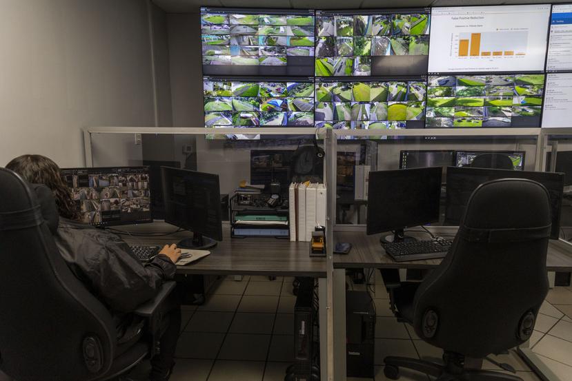 El Centro de Vigilancia Electrónica de Génesis Security Services, compañía que brinda seguridad a los 856 planteles del Departamento de Educación.
