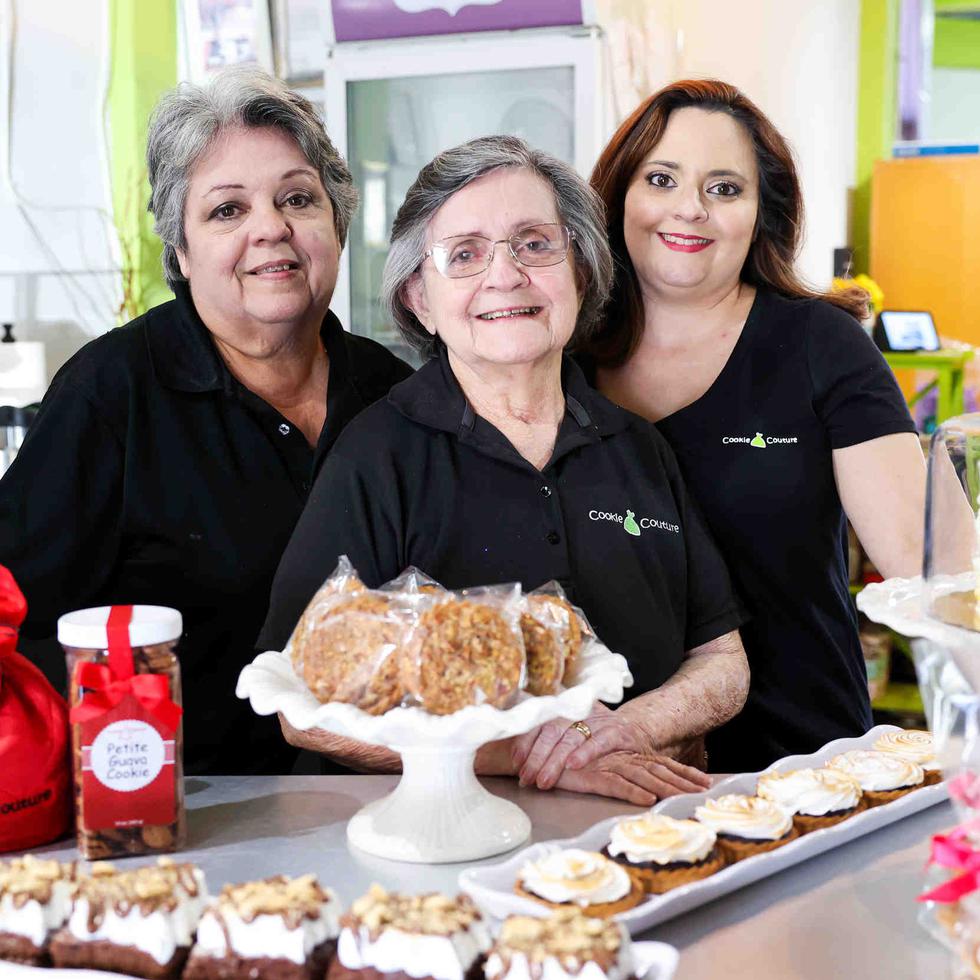 De izquierda a derecha, Madeleine Muñoz, Carmen Lucy Matos y Amarilis Fuentes, tres generaciones al frente de la repostería artesanal Cookie Couture, en Puerto Nuevo.