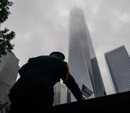Sam Pulia planta banderas en el monumento que recuerda el 11 de septiembre, en Nueva York.