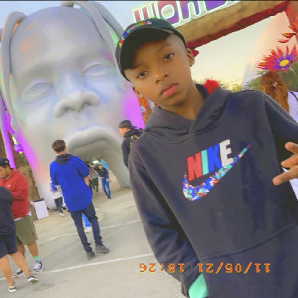 Ezra Blount, de 9 años, posa afuera del festival de música Astroworld en Houston.