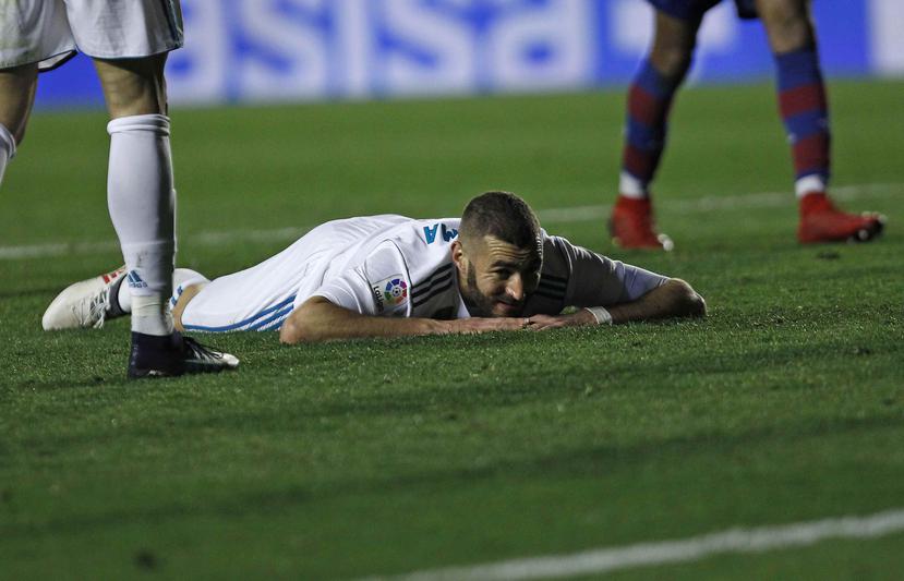El jugador de Real Madrid, Karim Benzema, reacciona tras fallar una ocasión de gol en un partido contra Levante por la liga española. (AP)