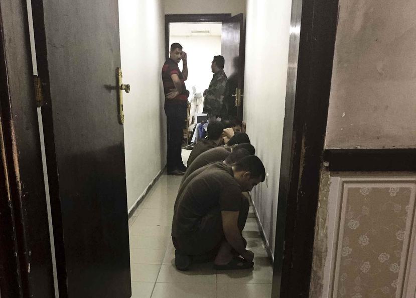 Fotografía de archivo del 23 de mayo de 2018 de presuntos milicianos del grupo Estado Islámico esperando ser sentenciados en una corte antiterrorista en Bagdad, Irak. (AP / Maya Alleruzzo)
