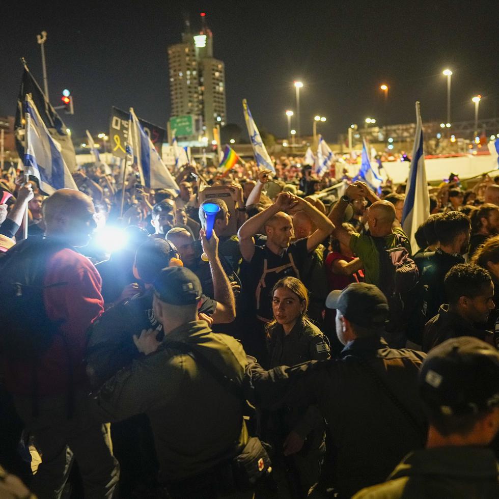 Policías tratan de disolver por la fuerza una protesta contra el gobierno del primer ministro israelí Benjamin Netanyahu.