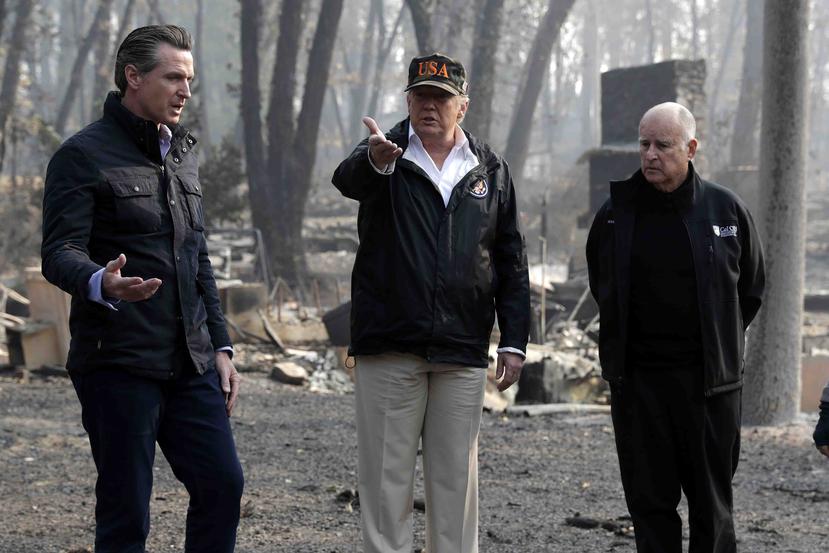 El presidente Donald Trump (al centro) inspecciona un vecindario afectado por incendios el sábado 17 de noviembre del 2018, en Paradise, California. (AP)