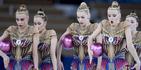 Las integrantes del equipo de gimnasia rítmica del Comité Olímpico de Rusia -Anastasia Bliznyuk, Anastasiia Maksimova, Angelina Shkatova, Anastasiia Tatareva y Alisa Tishchenko- actúan durante la final de gimnasia rítmica por equipos.