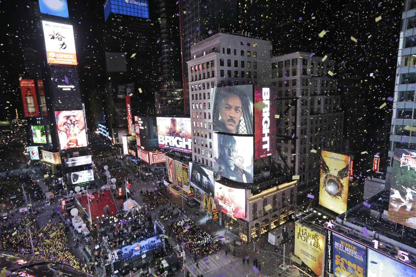 El deslumbrante final del espectáculo fue el descenso tradicional de una bola de cristal de Waterford desde un poste en la cima de One Times Square. (The Associated Press)