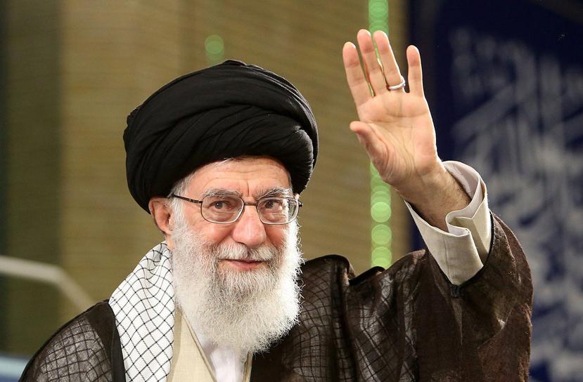 El líder supremo iraní, Alí Jameneí, saluda a los asistentes durante una reunión con trabajadores iraníes, en Teherán, Irán (EFE/Oficina del líder supremo iraní).