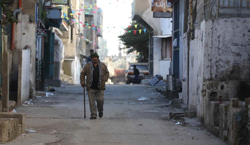 Un palestino pasea por una calle del campo de refugiados de Balata, cerca de la ciudad palestina de Nablus. (Agencia EFE)