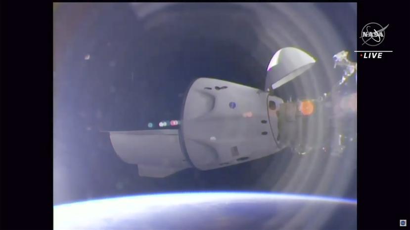 La nave espacial SpaceX Crew Dragon se acopla en la Estación Espacial Internacional, el sábado 24 de abril de 2021.