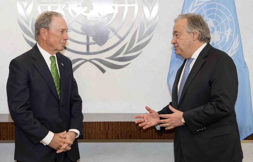 El ex alcalde neoyorquino Michael Bloomberg, izquierda, se reúne con Antonio Guterres, secretario general de las Naciones Unidas, en la sede de la ONU. (AP)