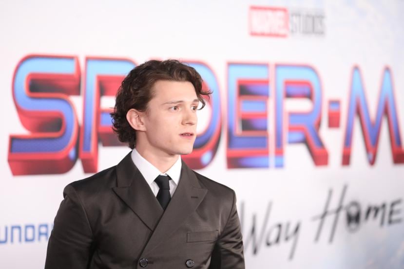 El actor inglés Tom Holland posa en la alfombra roja antes del estreno de Sony Pictures ''Spider-Man: No Way Home", en Los Ángeles en diciembre de 2021.