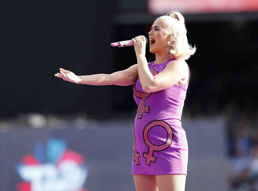 Katy Perry lució un minivestido morado con símbolos femininos. (AP)