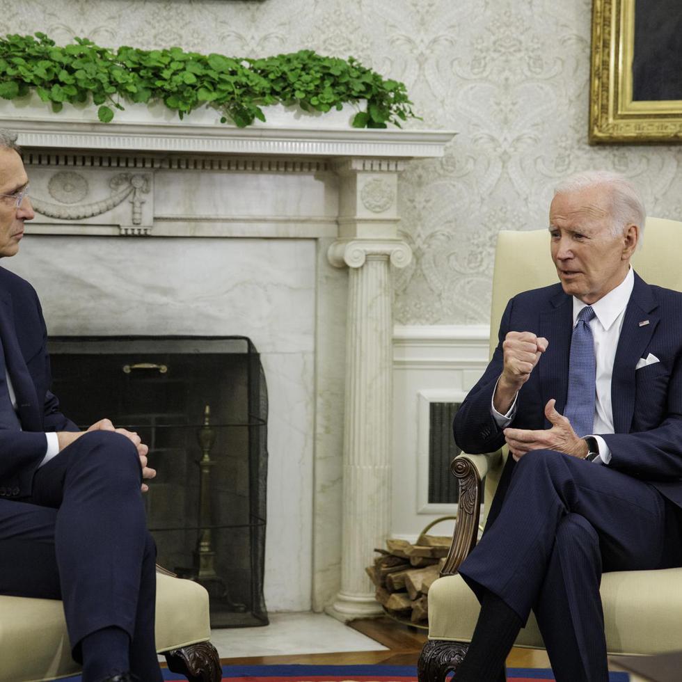 El presidente de Estados Unidos, Joe Biden (d), fue registraddo este martes, 13 de junio, al reunirse con el secretario general de la OTAN, Jens Stoltenberg (i), en la Oficina Oval de la Casa Blanca, en Washington DC (EE.UU.). EFE/Samuel Corum/Pool
