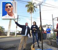 El agente Ángel Maysonet, izquierda, y la sargento Karina Ojeda, al centro, acudieron ayer, jueves, junto a otros oficiales al área donde fue ultimado el artista en Santurce.
