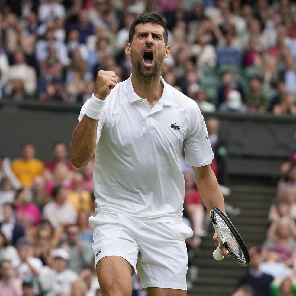 El serbio Novak Djokovic festeja tras ganar un punto ante el ruso Andrey Rublev el martes 11 de julio de 2023, en Wimbledon.