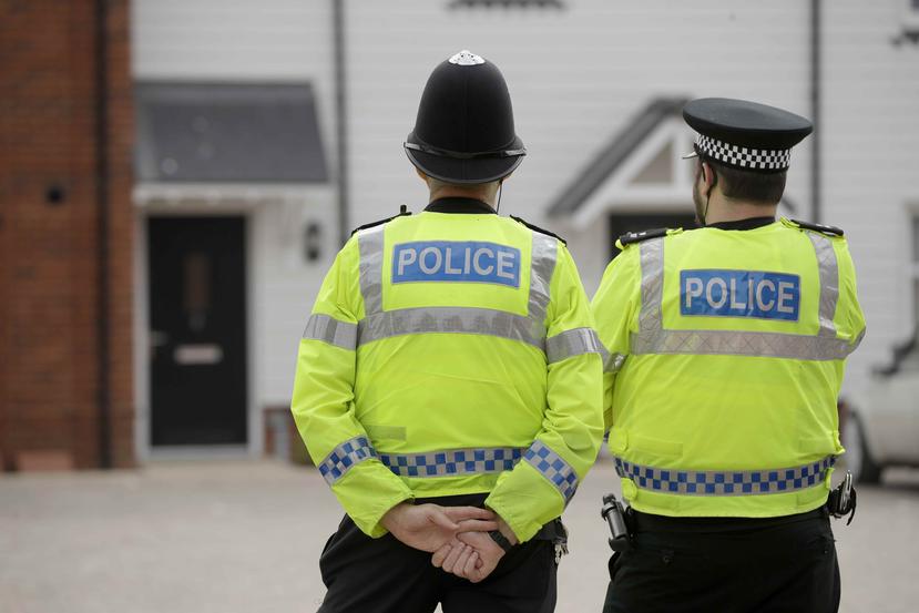 Agentes de policía británicos vigilan una residencia en Amesbury, Inglaterra. (AP)