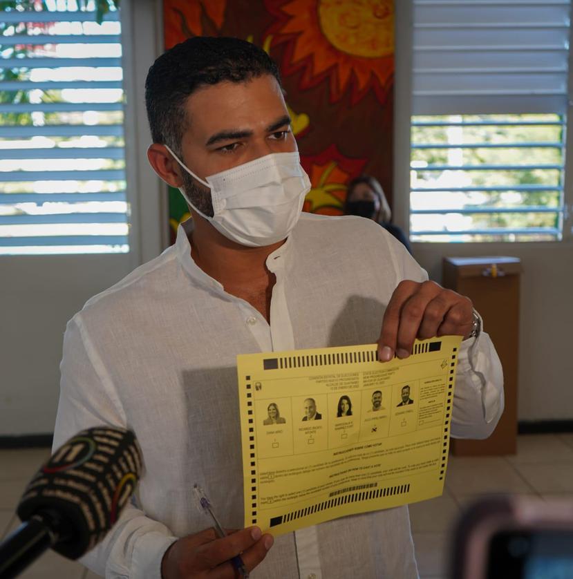 Julio “Pipe” Abreu muestra su papeleta.