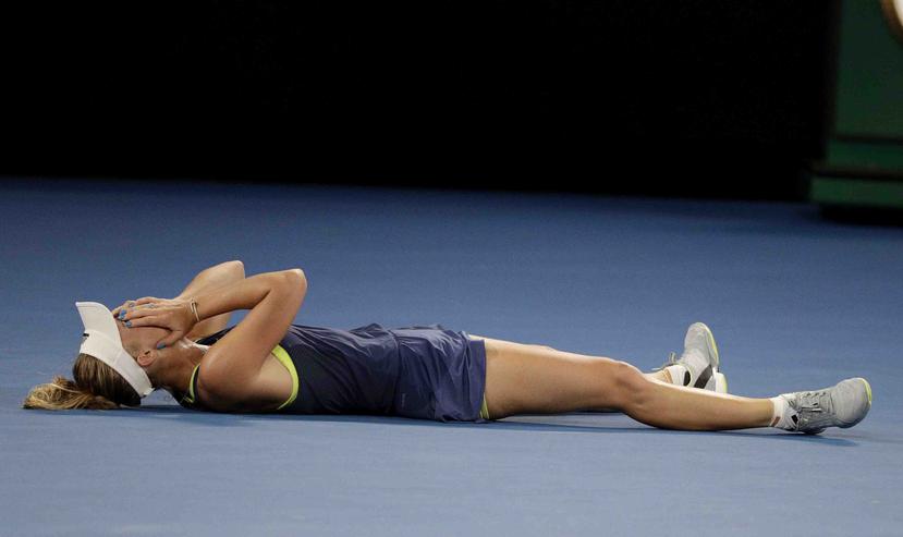 La tenista danesa Caroline Wozniacki celebra su victoria en la final del Abierto de Australia ante la rumana Simona Halep, en Melbourne, Australia. (AP/Dita Alangkara)