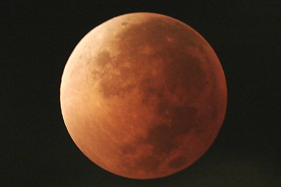 Un eclipse lunar observado desde Ciudad de México, el 28 de agosto de 2007.