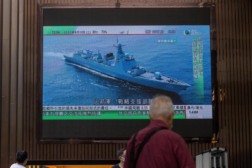 Personas en Hong Kong observan en televisión el despliegue naval de China como reacción a la visita de Nancy Pelosi a Taiwán.