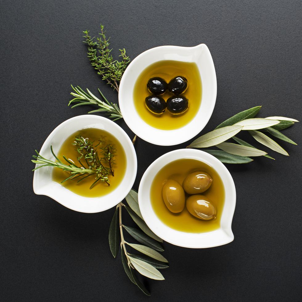 Alto en ácidos grasos monoinsatu­rados, el aceite de oliva —que proviene de la aceituna— es recomendado para la salud del corazón.