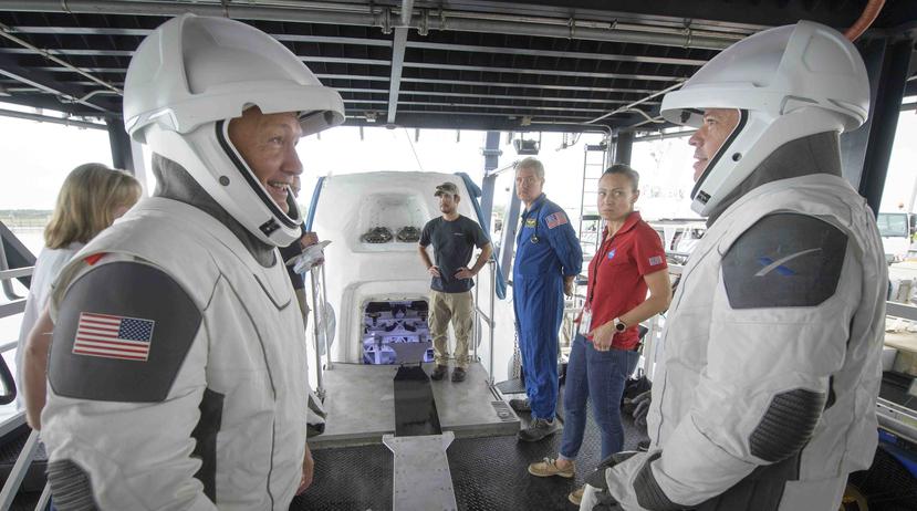 En esta foto de archivo del 13 de agosto de 2019, los astronautas de la NASA Doug Hurley, izquierda, y Bob Behnken junto con equipos de la agencia espacial y la empresa SpaceX ensayan cómo salir de la cápsula Crew Dragon que transportará a seres humanos a