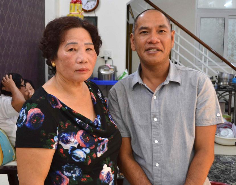Vance McElhinney junto a su madre biológica, Le Thi Anh, de 64 años, con la que se ha reencotnrado en Quy Nhon, en el centro de Vietnam, tras una separación de más de 40 años (EFE/Eric San Juan).