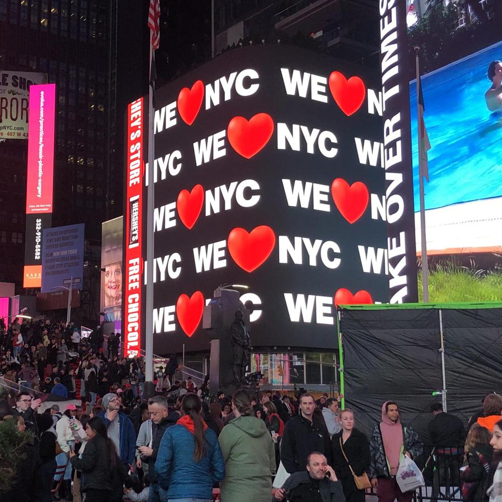 Nuevo logo "We Love NYC", en una de las pantallas del icónico sector de Times Square.