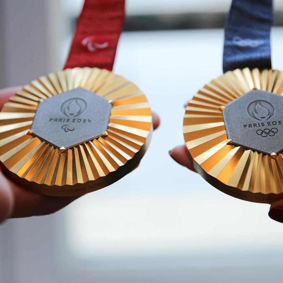Vista de las medallas de oro olímpicas y paralímpicas de los Juegos de París, con la placa de hierro de la Torre Eiffel que llevan incrustada.
