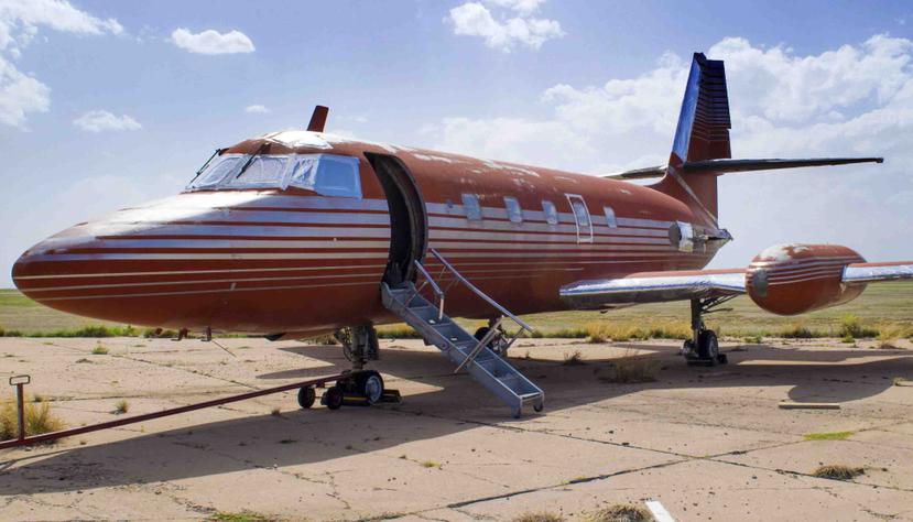 El avión, un Lockheed Jetstar modelo 1962, no tiene motor y tiene un color rojo deslavado. (AP)