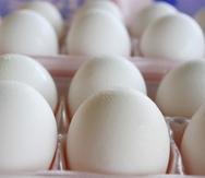 Debido a la disminución en el abasto, el precio de los huevos utilizados en productos alimenticios y de los huevos que compramos para desayunar continuará aumentando en Estados Unidos. (AFP)