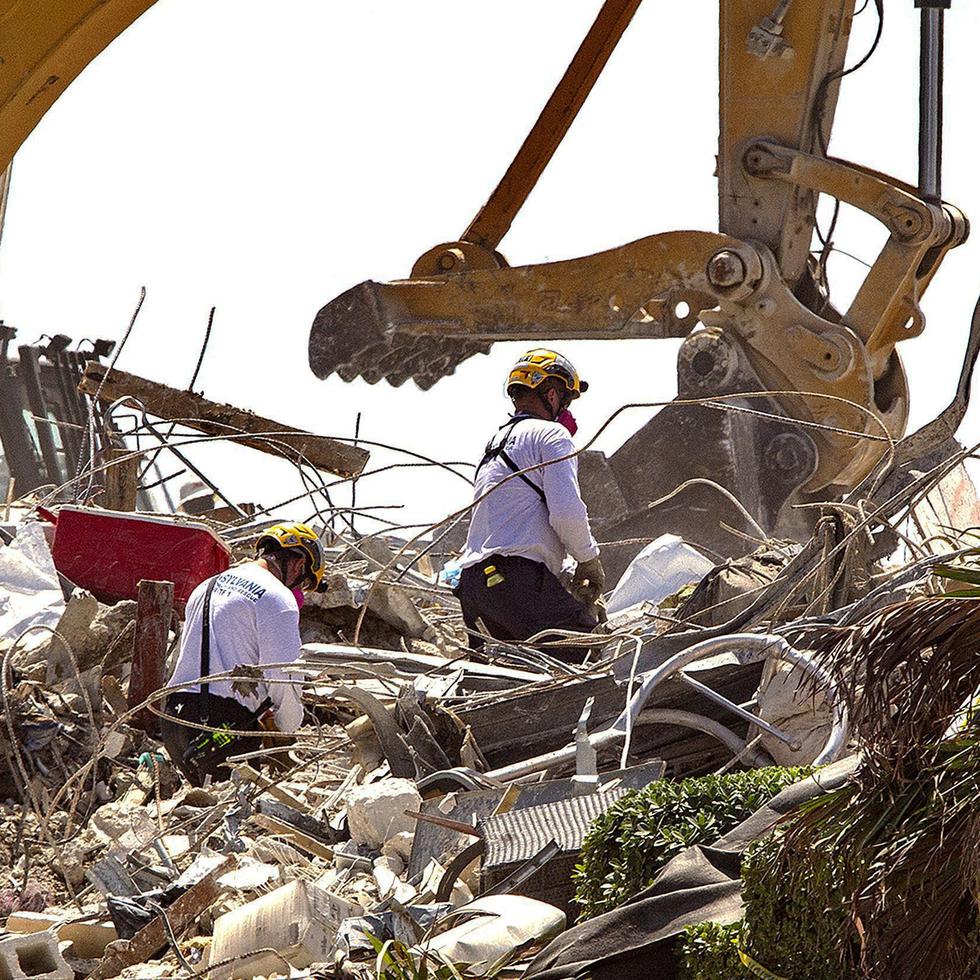 Cuadrillas de rescate buscan entre los escombros de Champlain Towers South el jueves 8 de julio de 2021 en Surfside, Florida. (Pedro Portal/Miami Herald vía AP)