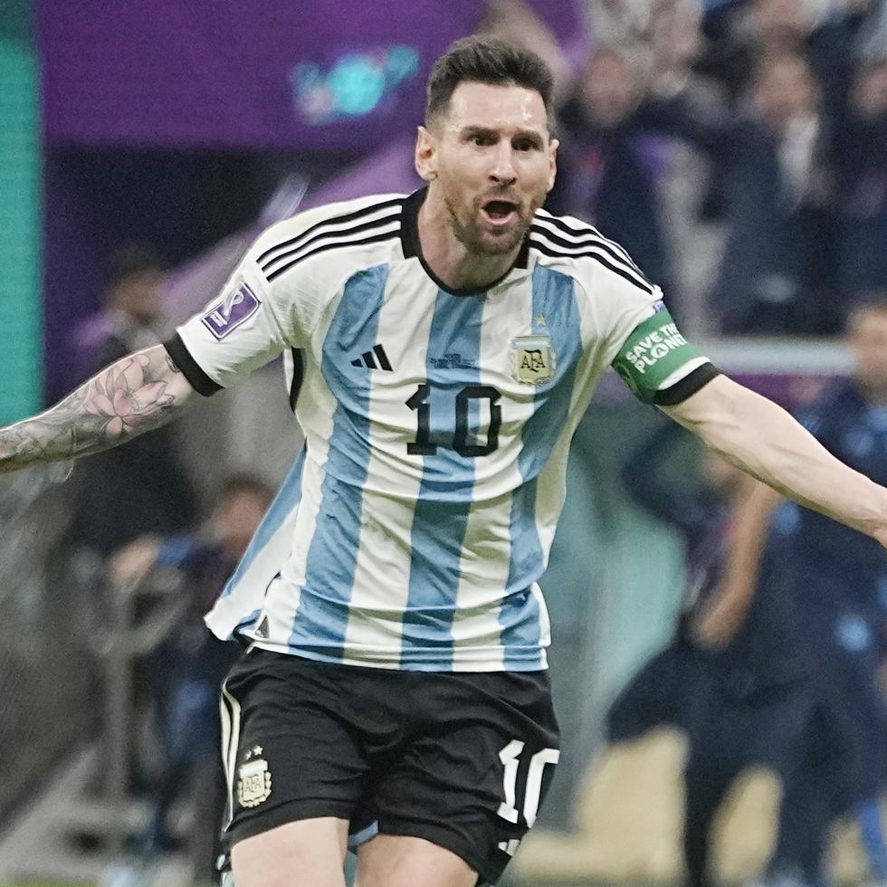 Lionel Messi celebra tras marcar el primer gol de Argentina en la victoria 2-0 ante México en el partido por el Grupo C del Mundial, el sábado 26 de noviembre de 2022, en Lusail, Qatar. (AP Foto/Ariel Schalit)