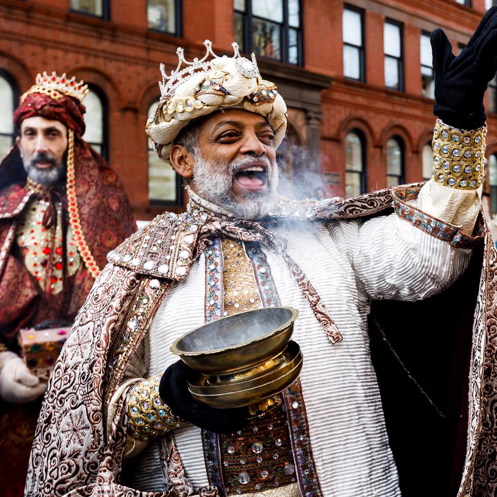 Los Reyes Magos saludan a los asistentes durante la tradicional cabalgata anual de los Reyes Magos que celebra El Museo del Barrio en Nueva York.